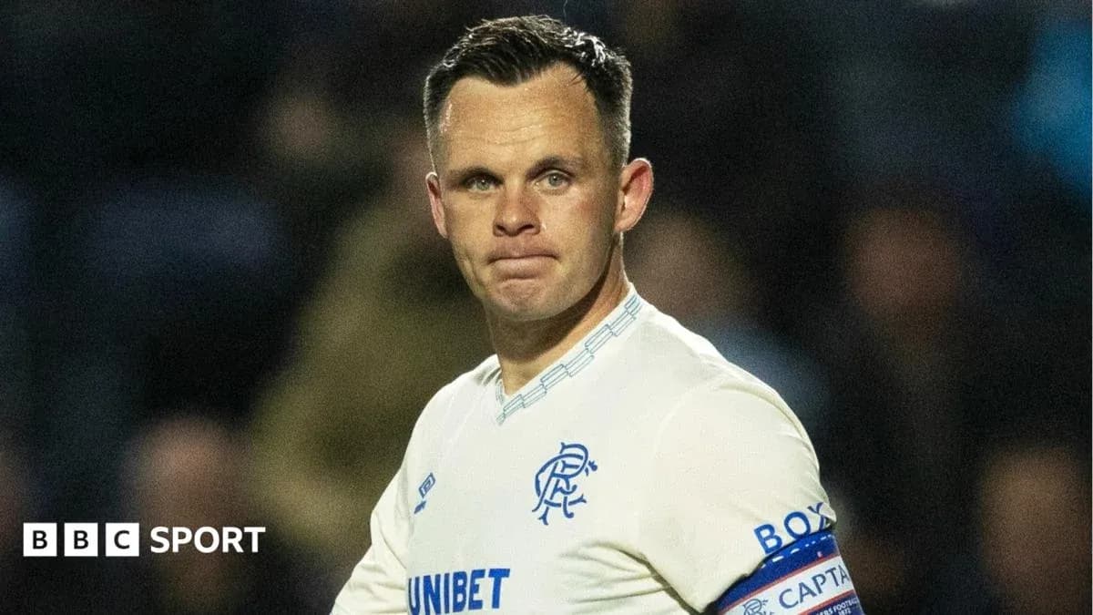 Jugador de Rangers con cinta de capitán en partido Jugador de Rangers con cinta de capitán en partido