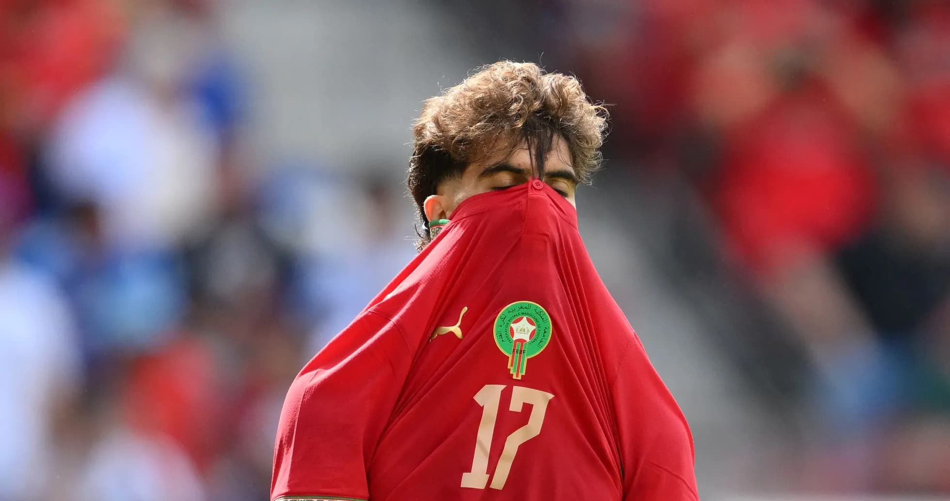 Jugador de Marruecos cubriendo su cara con camiseta Jugador de Marruecos cubriendo su cara con camiseta