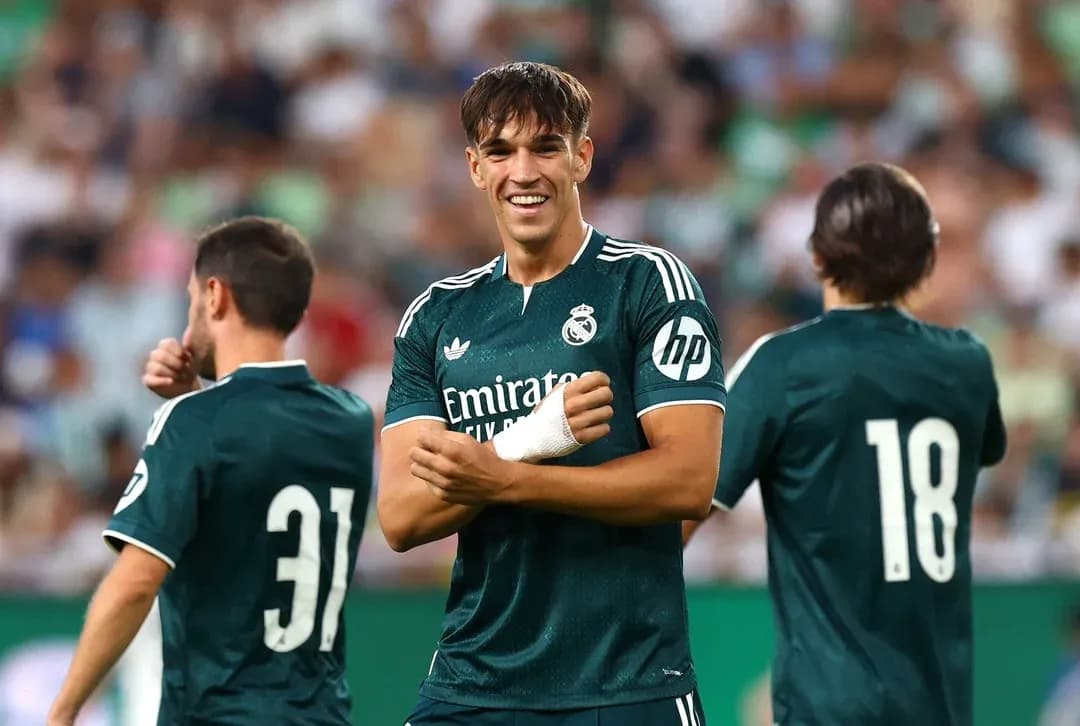 Jugadores de Real Madrid en el campo durante un partido Jugadores de Real Madrid en el campo durante un partido