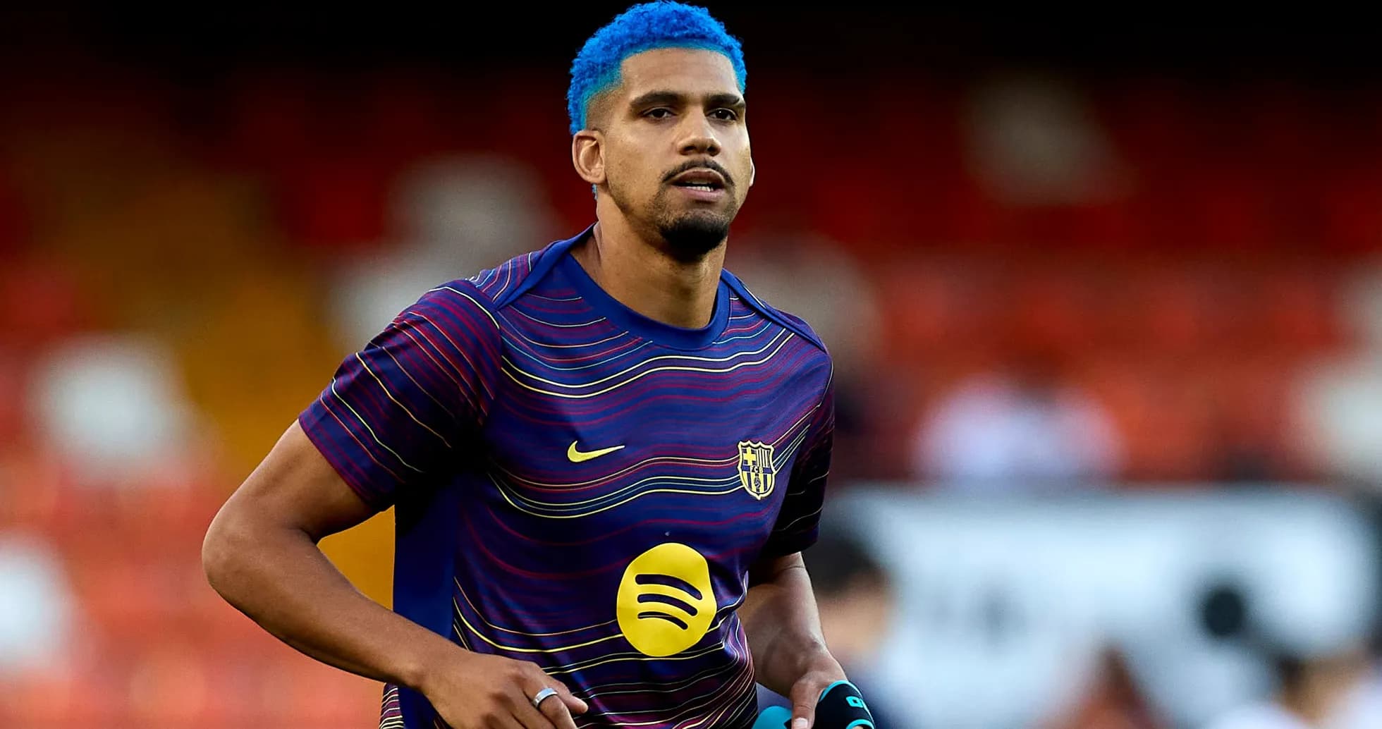 Jugador de fútbol con camiseta del FC Barcelona calentando Jugador de fútbol con camiseta del FC Barcelona calentando
