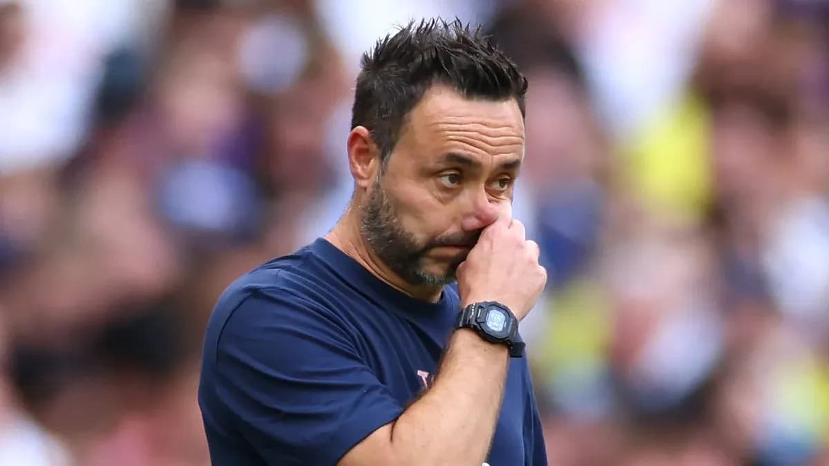 Entrenador tocándose la nariz durante el partido Entrenador tocándose la nariz durante el partido