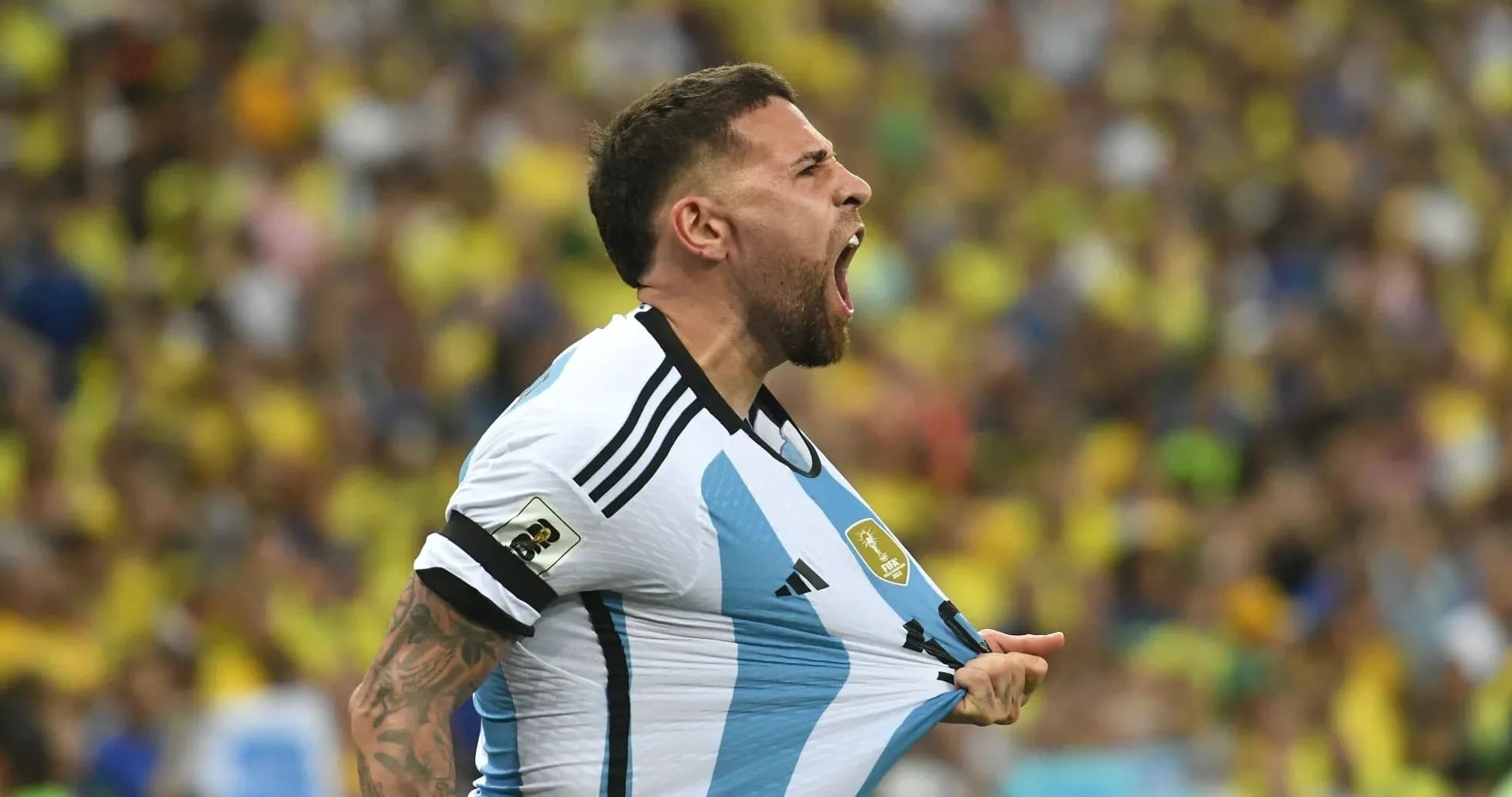 Jugador argentino gritando y sujetando su camiseta Jugador argentino gritando y sujetando su camiseta