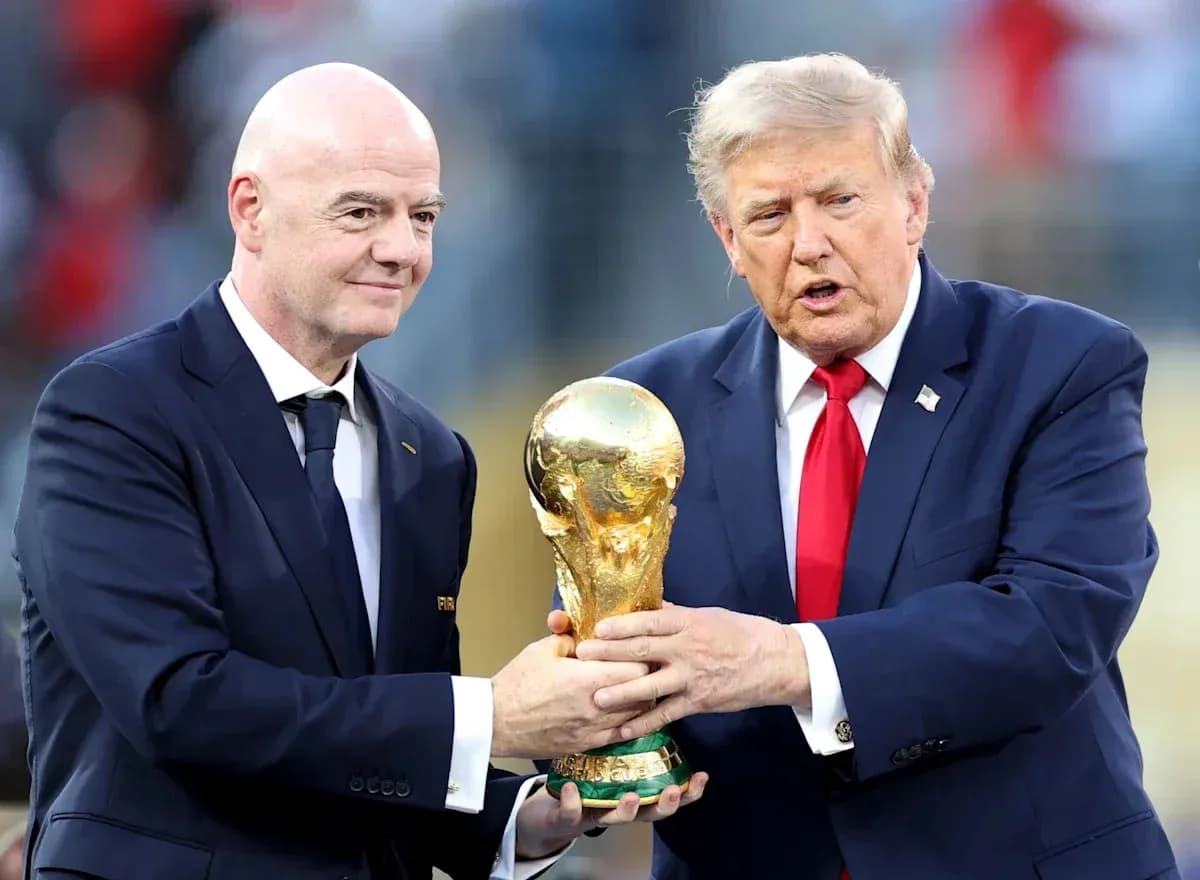 Gianni Infantino y Donald Trump sosteniendo la Copa del Mundo Gianni Infantino y Donald Trump sosteniendo la Copa del Mundo