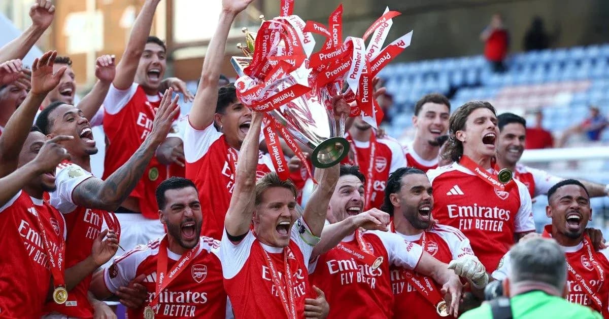 Jugadores de Arsenal celebrando con el trofeo de la Premier League Jugadores de Arsenal celebrando con el trofeo de la Premier League