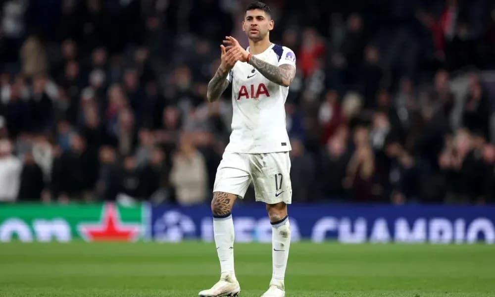 Jugador aplaudiendo a la afición tras el partido Jugador aplaudiendo a la afición tras el partido