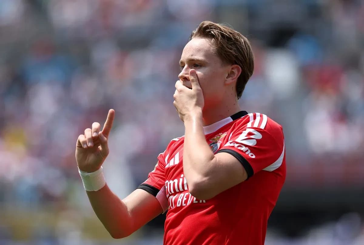 Jugador con camiseta de Benfica señalando con la mano Jugador con camiseta de Benfica señalando con la mano