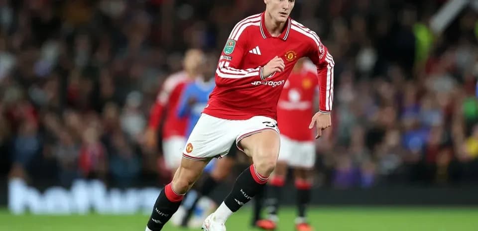 Jugador de Manchester United corriendo en el campo Jugador de Manchester United corriendo en el campo