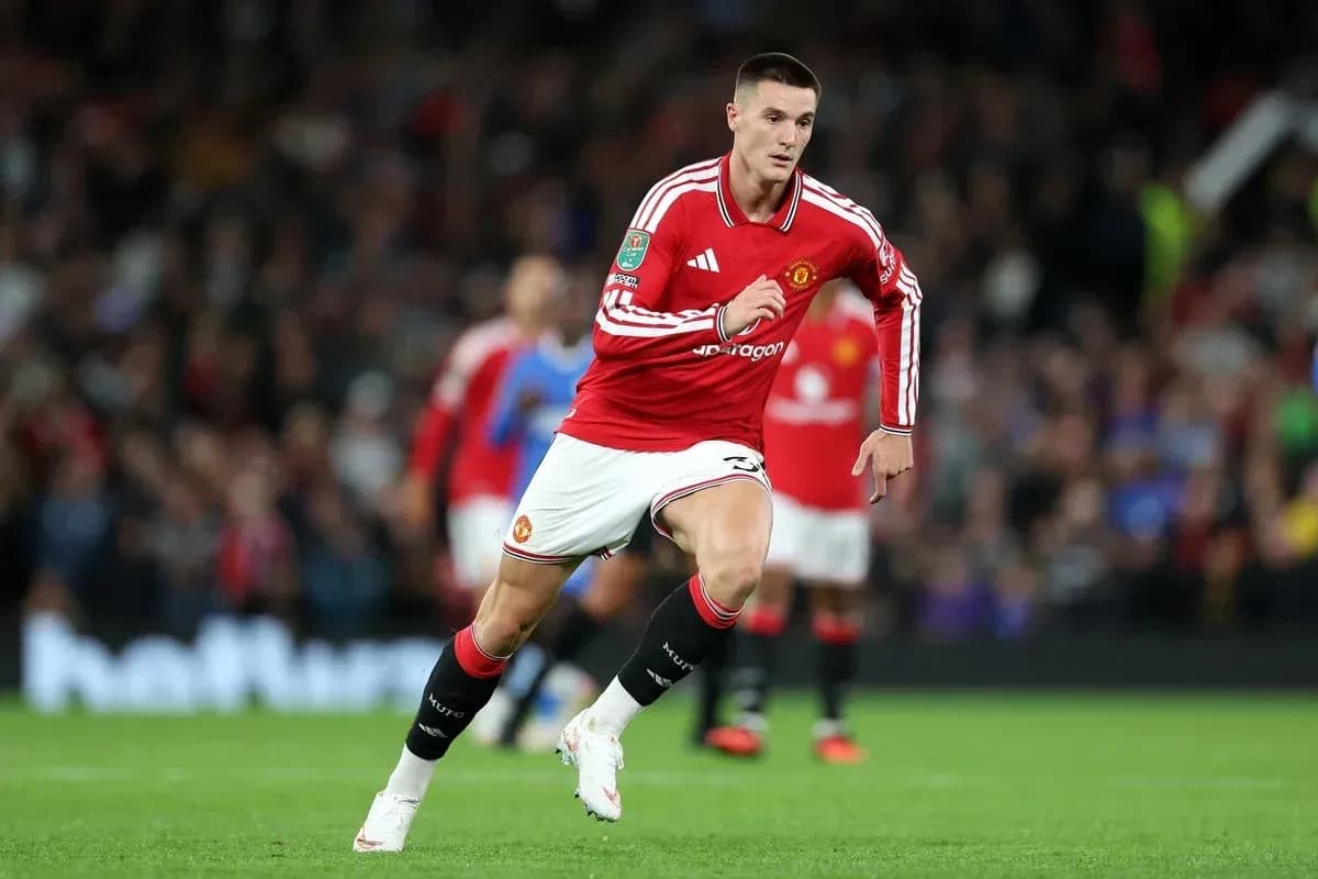 Jugador de Manchester United corriendo en el campo Jugador de Manchester United corriendo en el campo