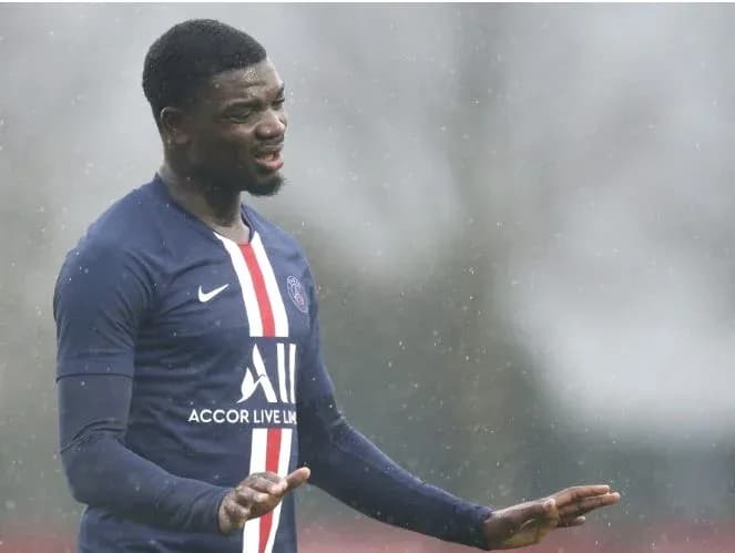 Jugador de PSG durante entrenamiento bajo la lluvia Jugador de PSG durante entrenamiento bajo la lluvia