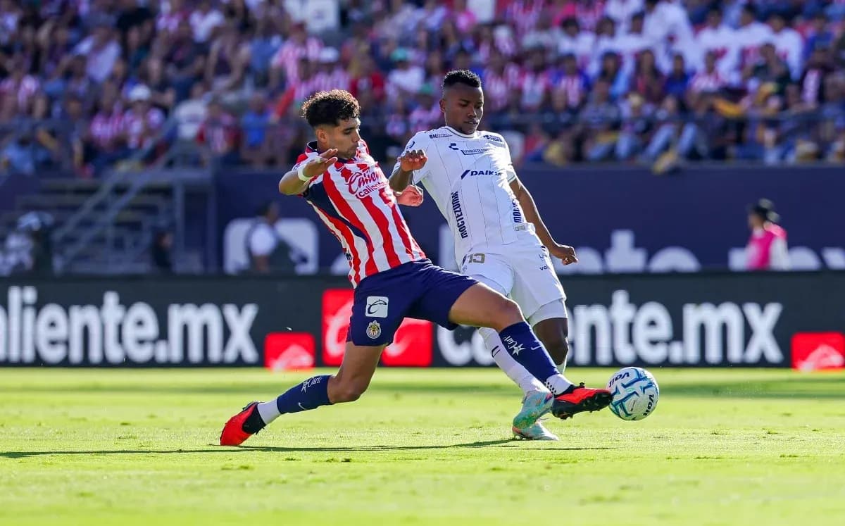 Jugador de Chivas en acción durante el partido Jugador de Chivas en acción durante el partido