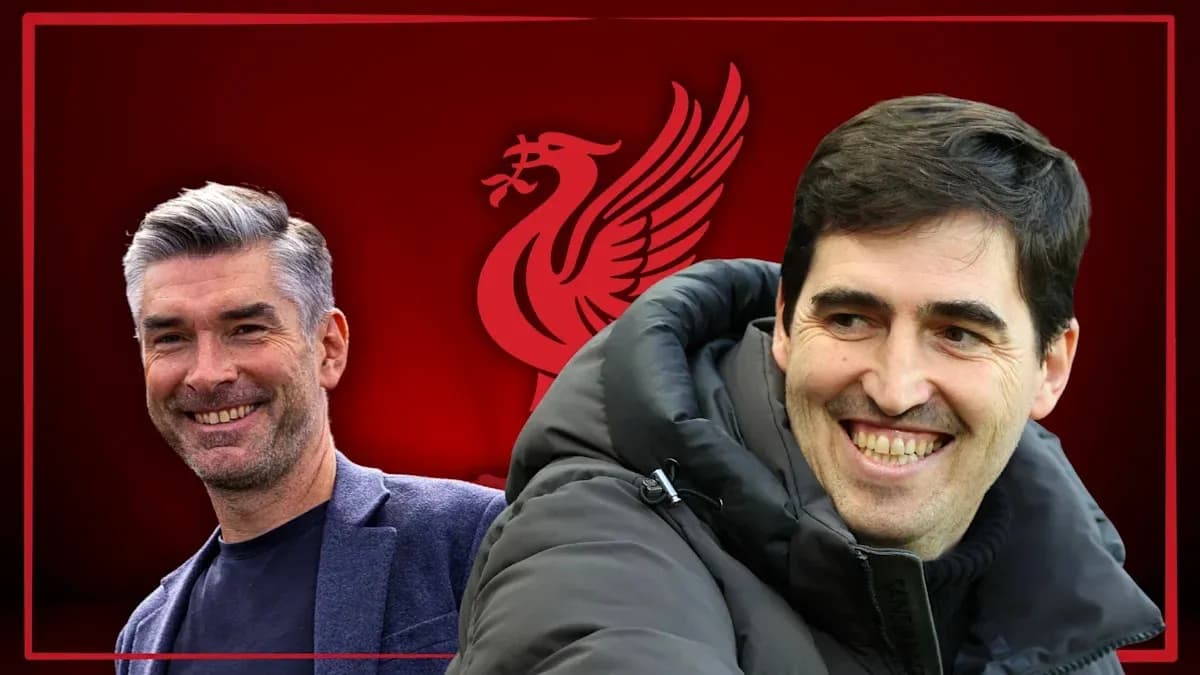 Entrenadores sonriendo con fondo del logo de Liverpool Entrenadores sonriendo con fondo del logo de Liverpool
