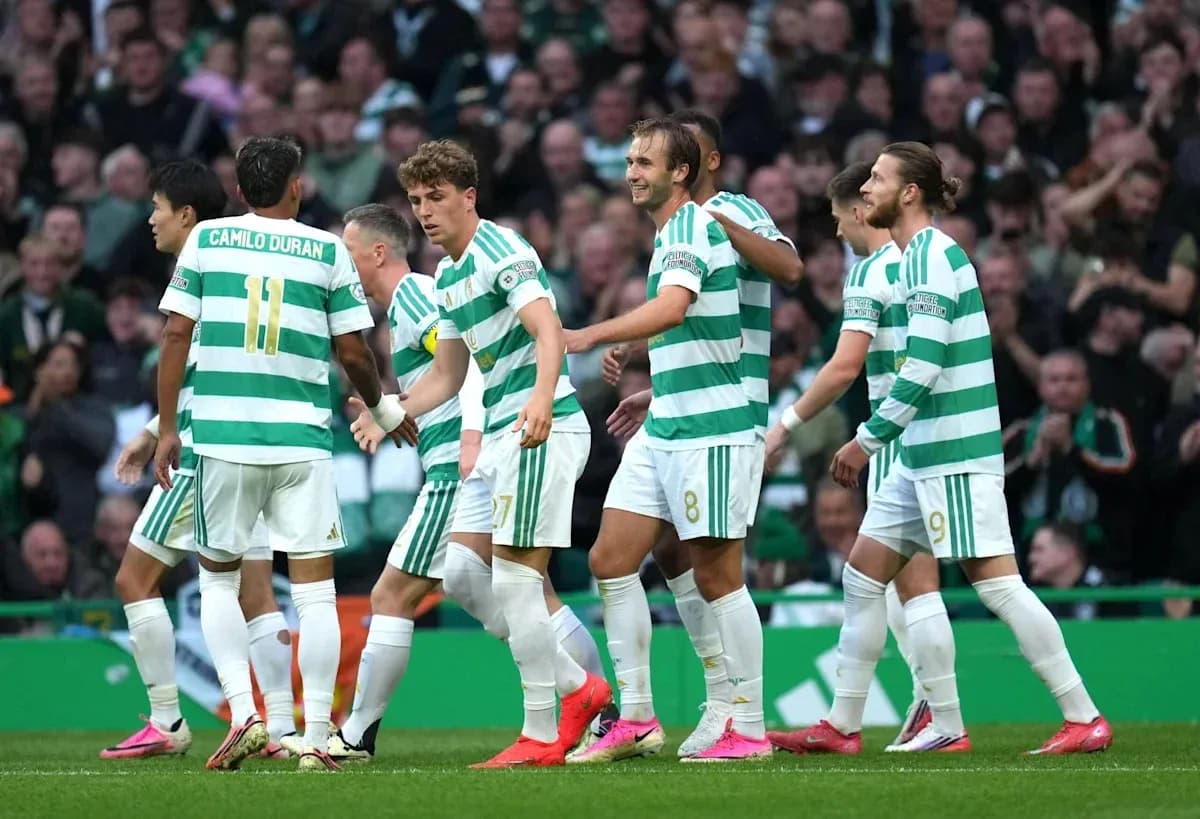Jugadores de Celtic celebrando un gol en el partido Jugadores de Celtic celebrando un gol en el partido