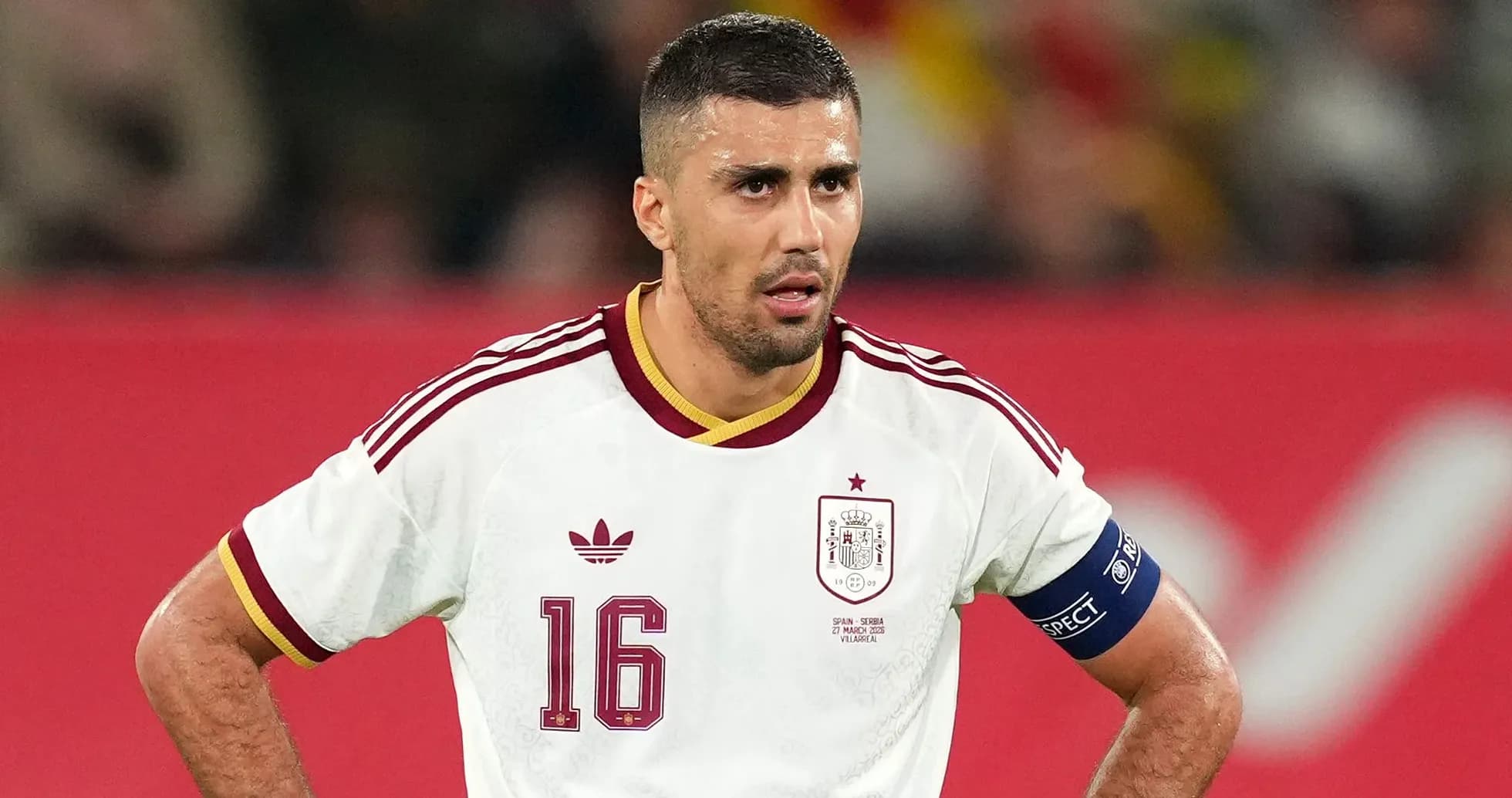 Jugador de España con camiseta blanca en el campo Jugador de España con camiseta blanca en el campo