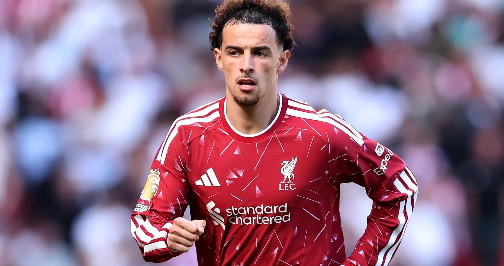 Jugador de Liverpool corriendo en campo durante partido Jugador de Liverpool corriendo en campo durante partido