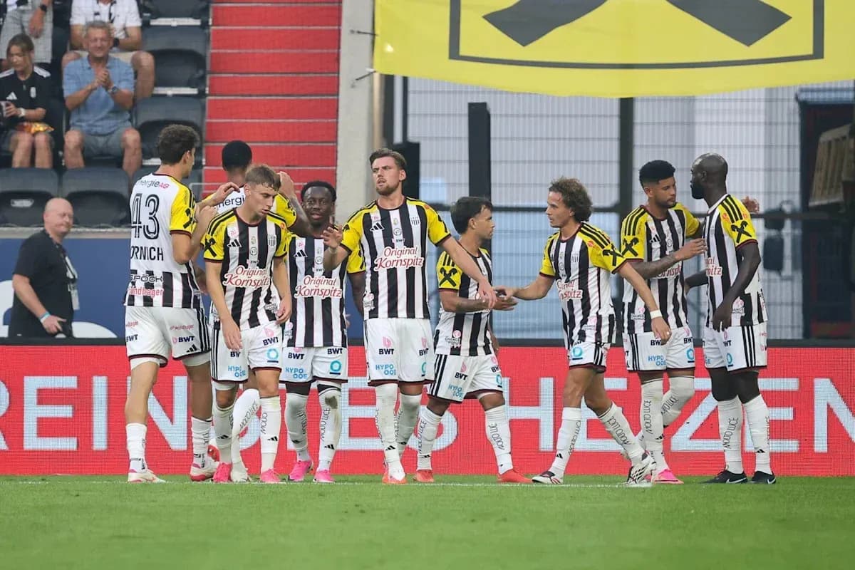 Jugadores celebrando un gol en el partido Jugadores celebrando un gol en el partido