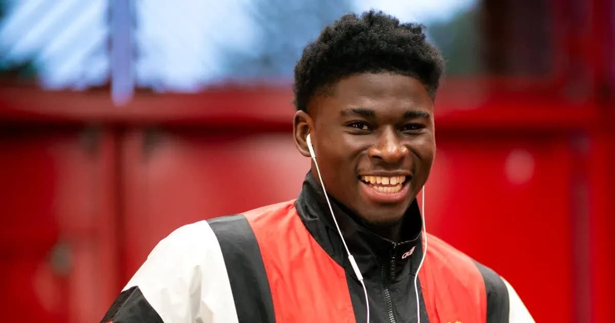 Jugador sonriendo con auriculares en vestuario Jugador sonriendo con auriculares en vestuario
