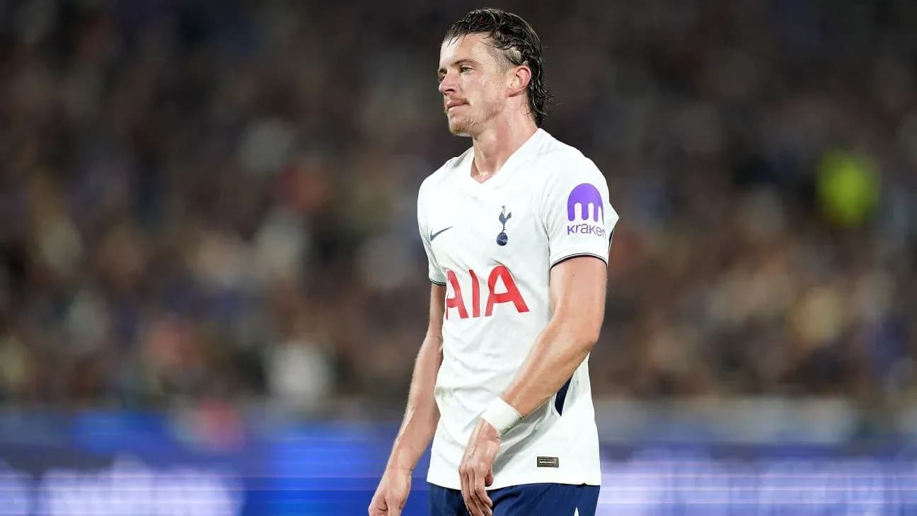 Jugador de Tottenham caminando en el campo de juego Jugador de Tottenham caminando en el campo de juego