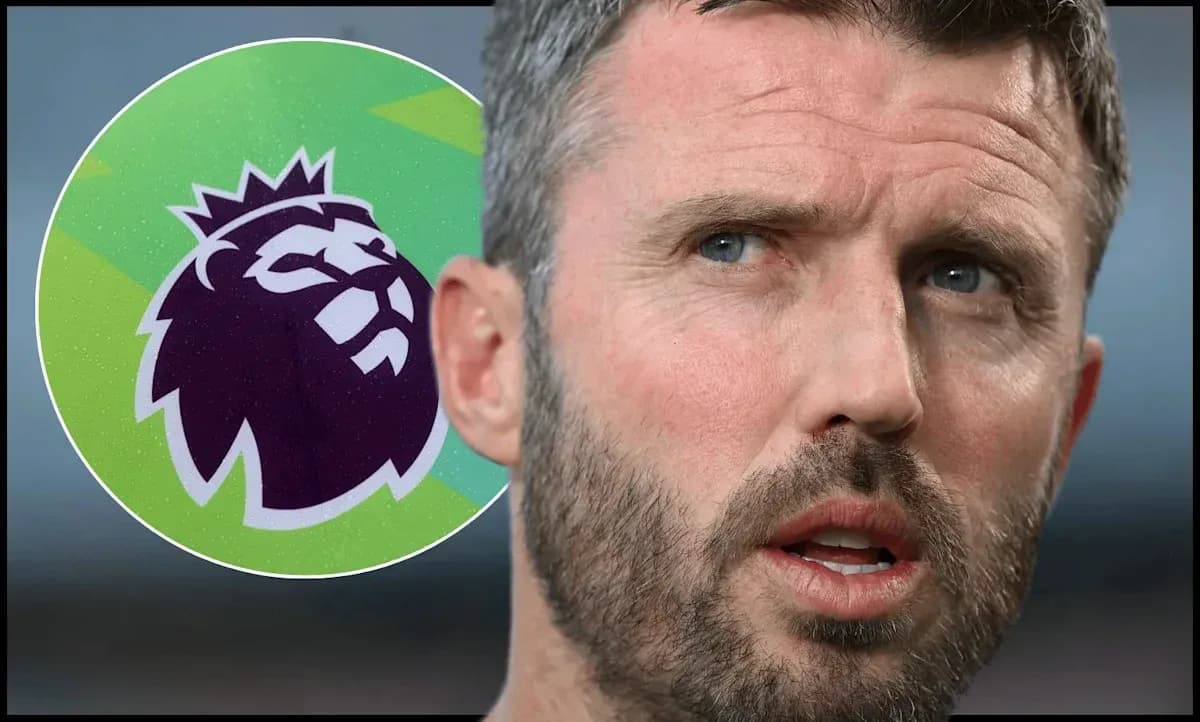 Entrenador hablando con logo de Premier League de fondo Entrenador hablando con logo de Premier League de fondo