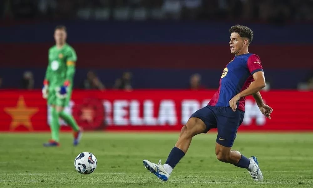 Jugador de fútbol chutando el balón en el partido Jugador de fútbol chutando el balón en el partido