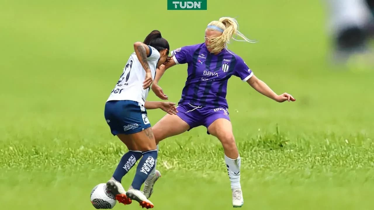 Jugadora de Puebla W en acción contra Monterrey W Jugadora de Puebla W en acción contra Monterrey W