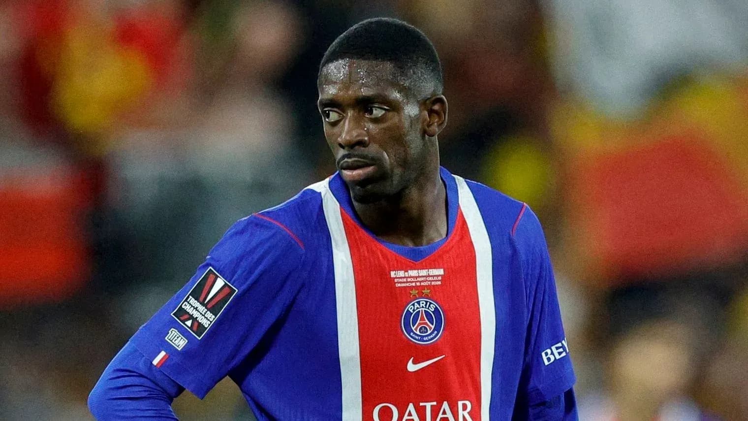 Jugador de PSG en el campo durante un partido Jugador de PSG en el campo durante un partido