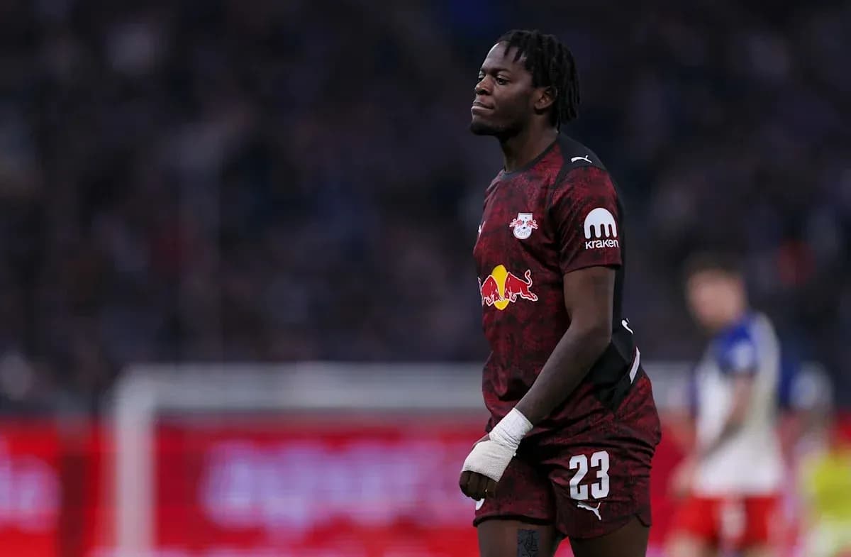 Portero de RB Leipzig en el campo durante el partido Portero de RB Leipzig en el campo durante el partido