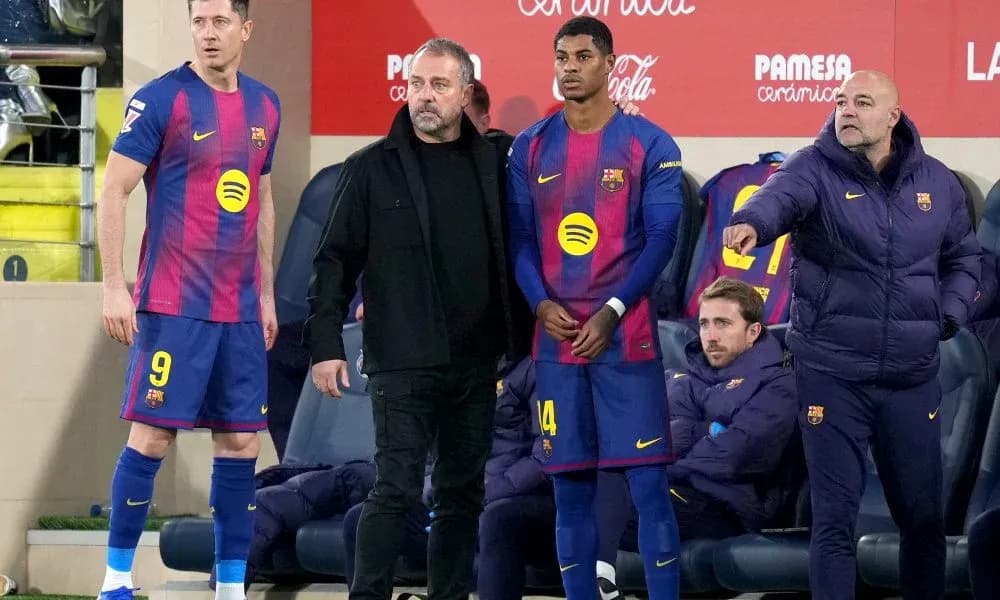 Jugadores y entrenador de Barcelona en la banca Jugadores y entrenador de Barcelona en la banca