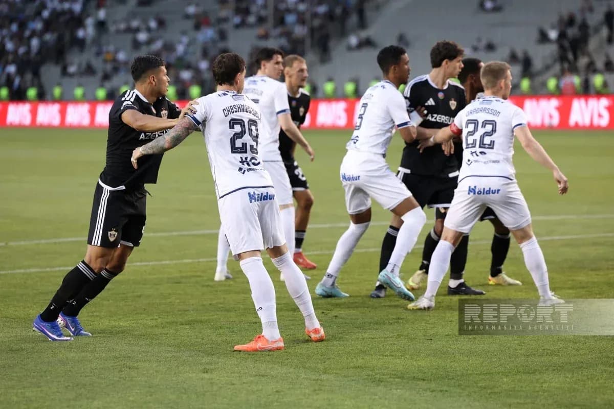 Jugadores de Vestri y Qarabag en acción Jugadores de Vestri y Qarabag en acción