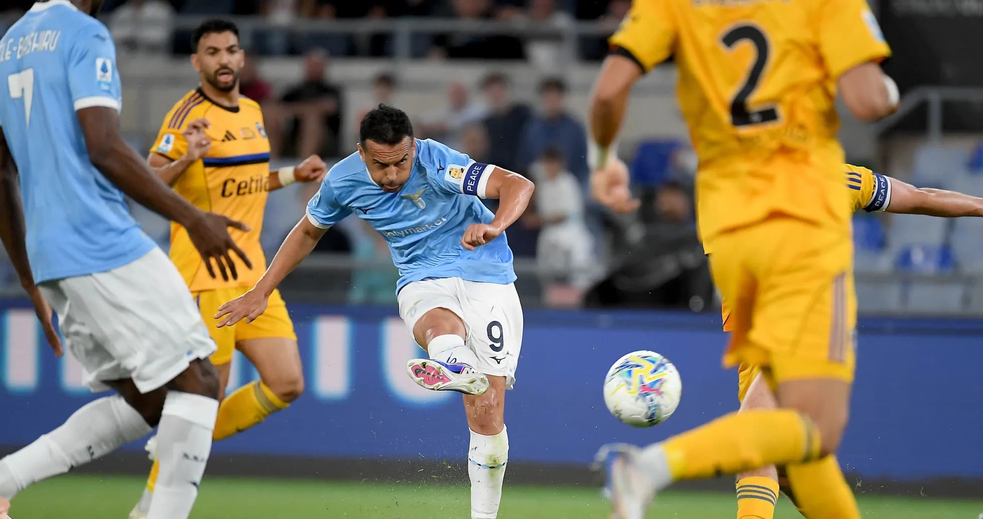 Lazio disparando a puerta durante el partido Lazio disparando a puerta durante el partido