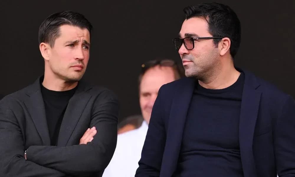 Dos hombres conversando en un evento deportivo Dos hombres conversando en un evento deportivo