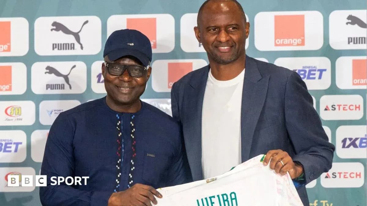 Presentación de un nuevo entrenador con camiseta Presentación de un nuevo entrenador con camiseta