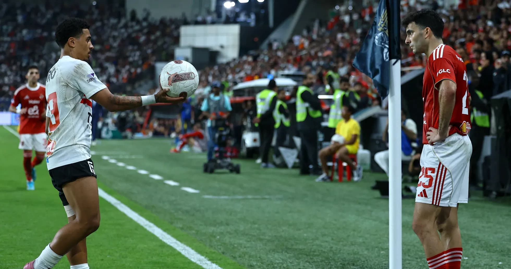 Jugador lanzando balón desde la banda en partido Jugador lanzando balón desde la banda en partido