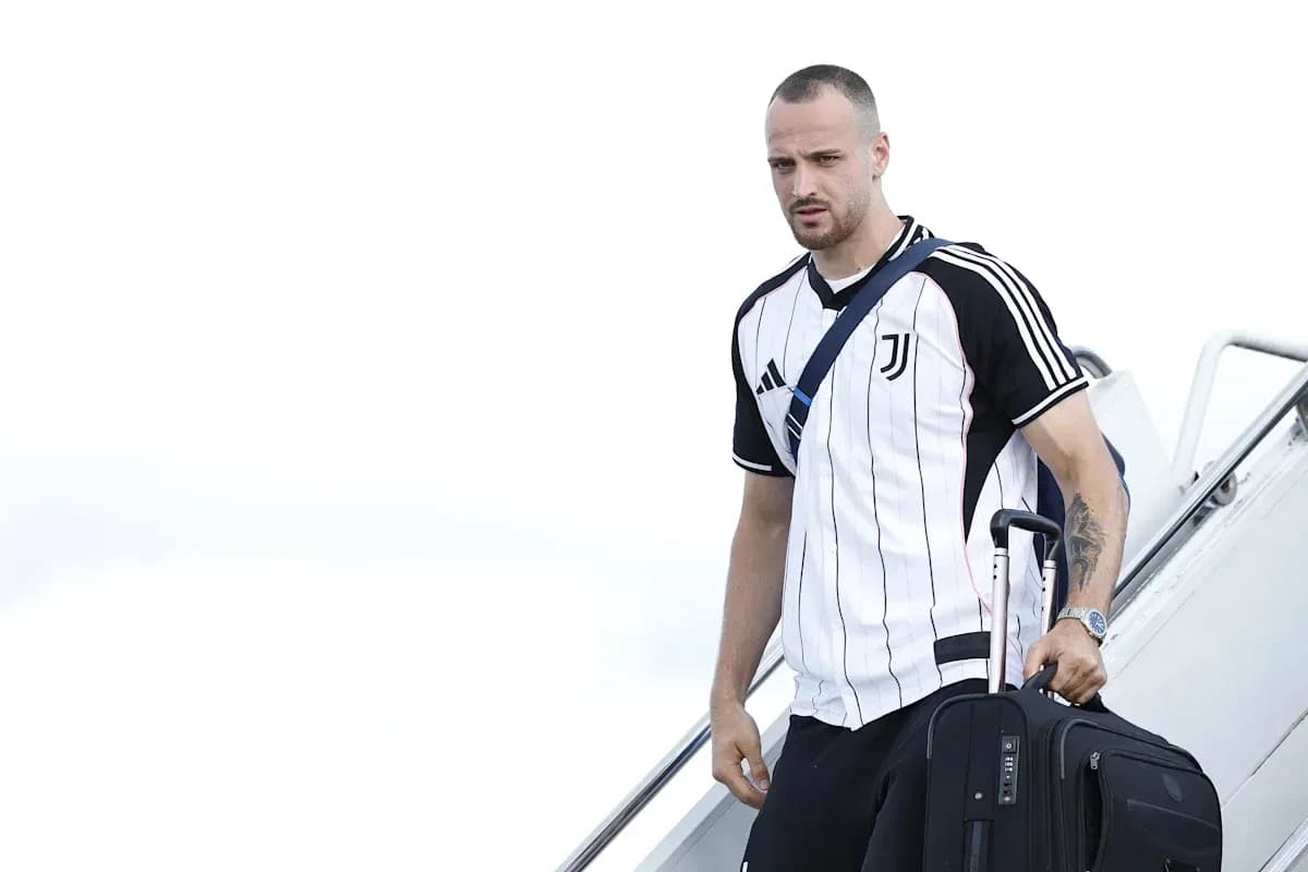 Jugador de Juventus bajando de avión con maleta Jugador de Juventus bajando de avión con maleta