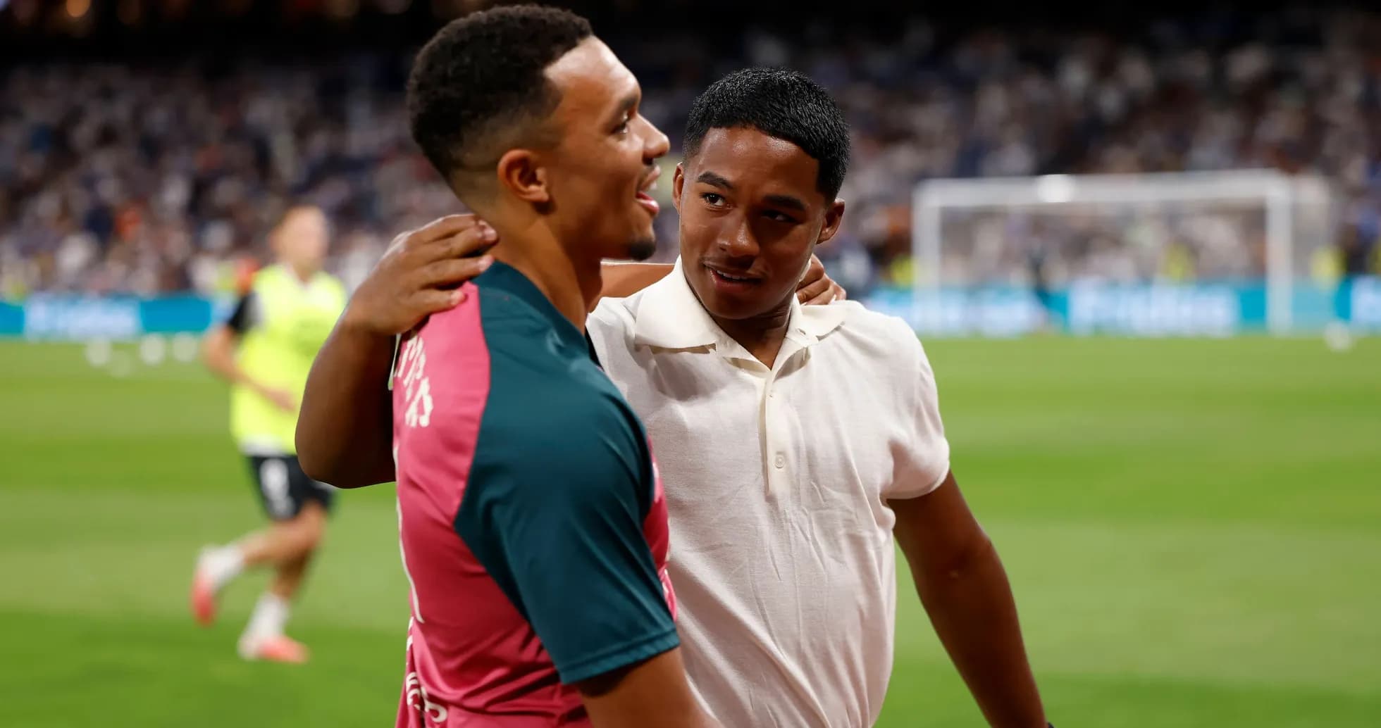 Dos jugadores se saludan en el campo de fútbol Dos jugadores se saludan en el campo de fútbol