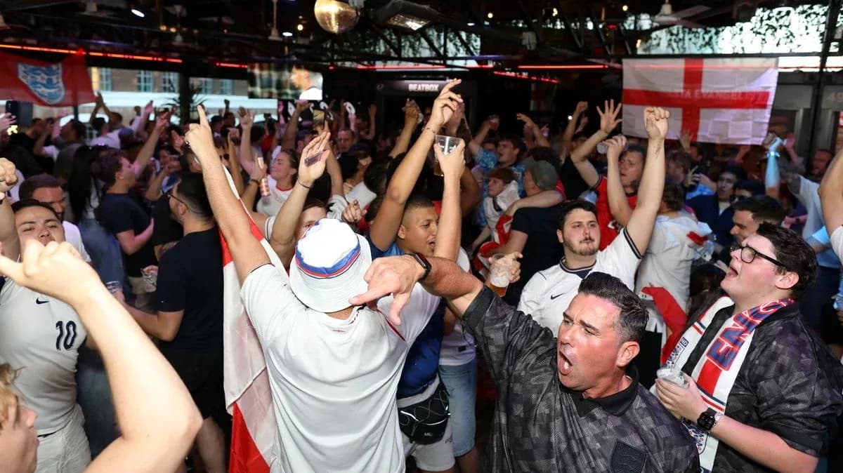 Aficionados animando en un bar durante un partido Aficionados animando en un bar durante un partido