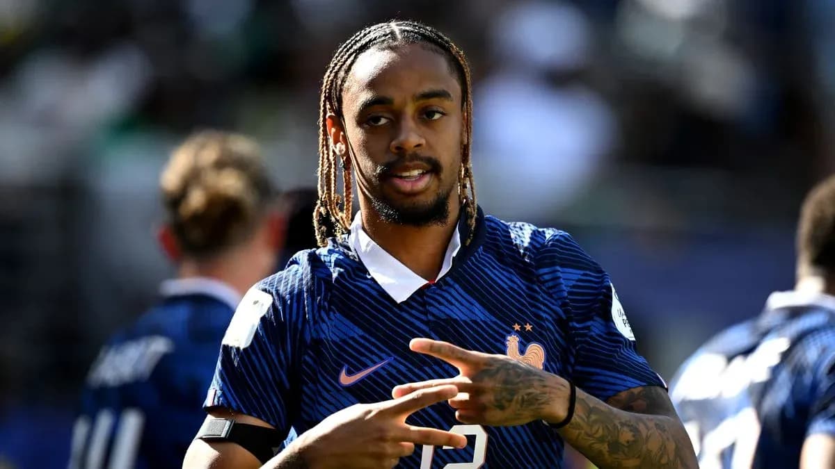 Jugador con camiseta de Francia haciendo un gesto Jugador con camiseta de Francia haciendo un gesto