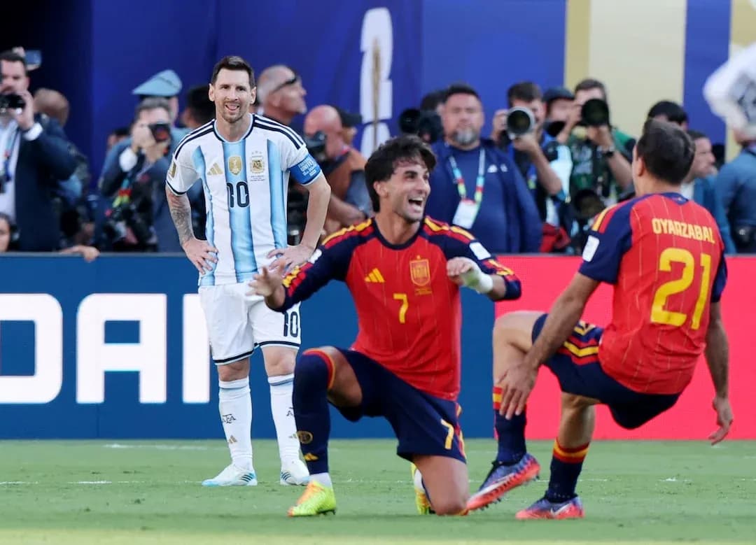 Lionel Messi y jugadores de España en partido Lionel Messi y jugadores de España en partido
