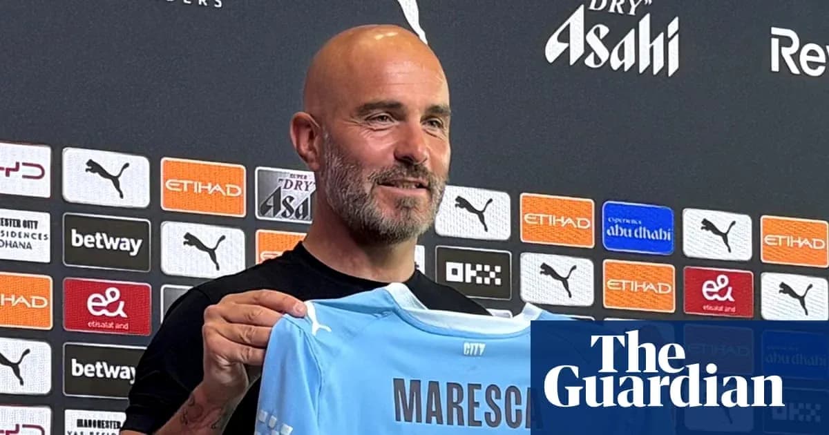 Entrenador presenta la camiseta de su nuevo equipo Entrenador presenta la camiseta de su nuevo equipo