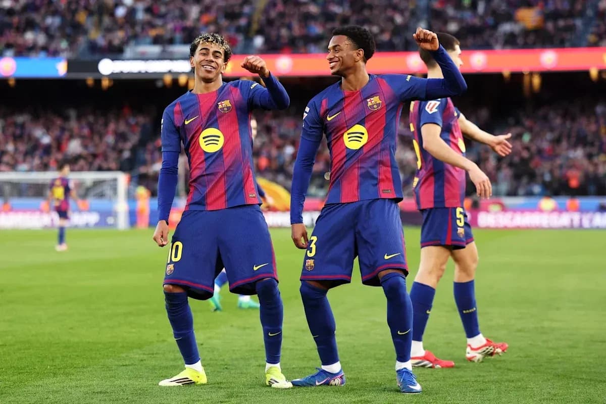 Jugadores del FC Barcelona celebrando en el campo Jugadores del FC Barcelona celebrando en el campo