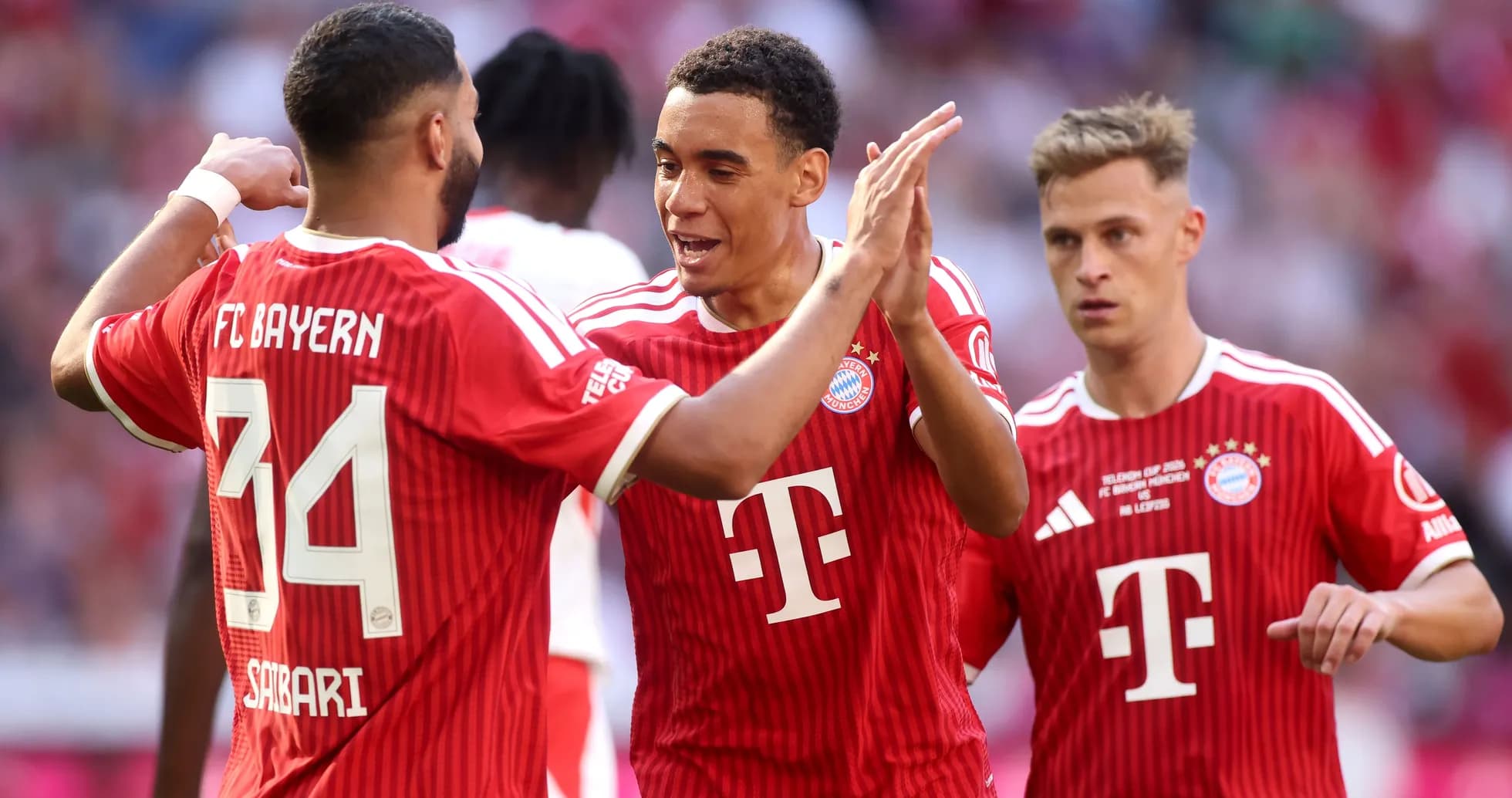 Jugadores de Bayern Múnich celebrando un gol juntos Jugadores de Bayern Múnich celebrando un gol juntos