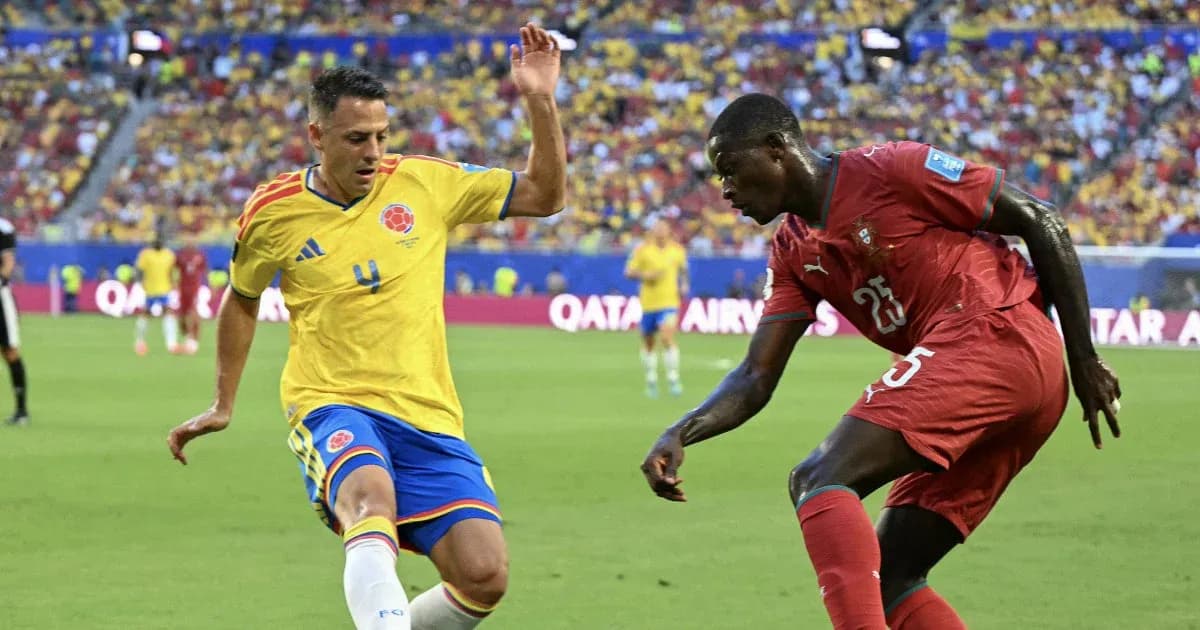 Jugadores de Colombia y Suiza luchando por el balón Jugadores de Colombia y Suiza luchando por el balón