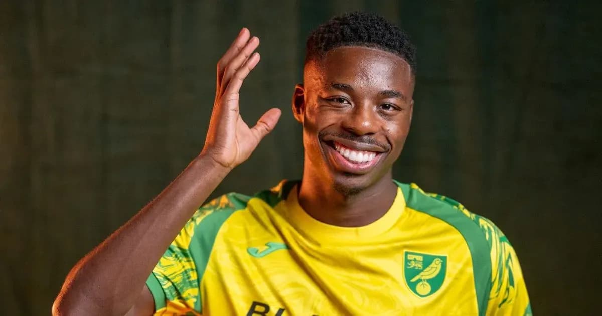 Jugador de Norwich City saludando con una sonrisa Jugador de Norwich City saludando con una sonrisa