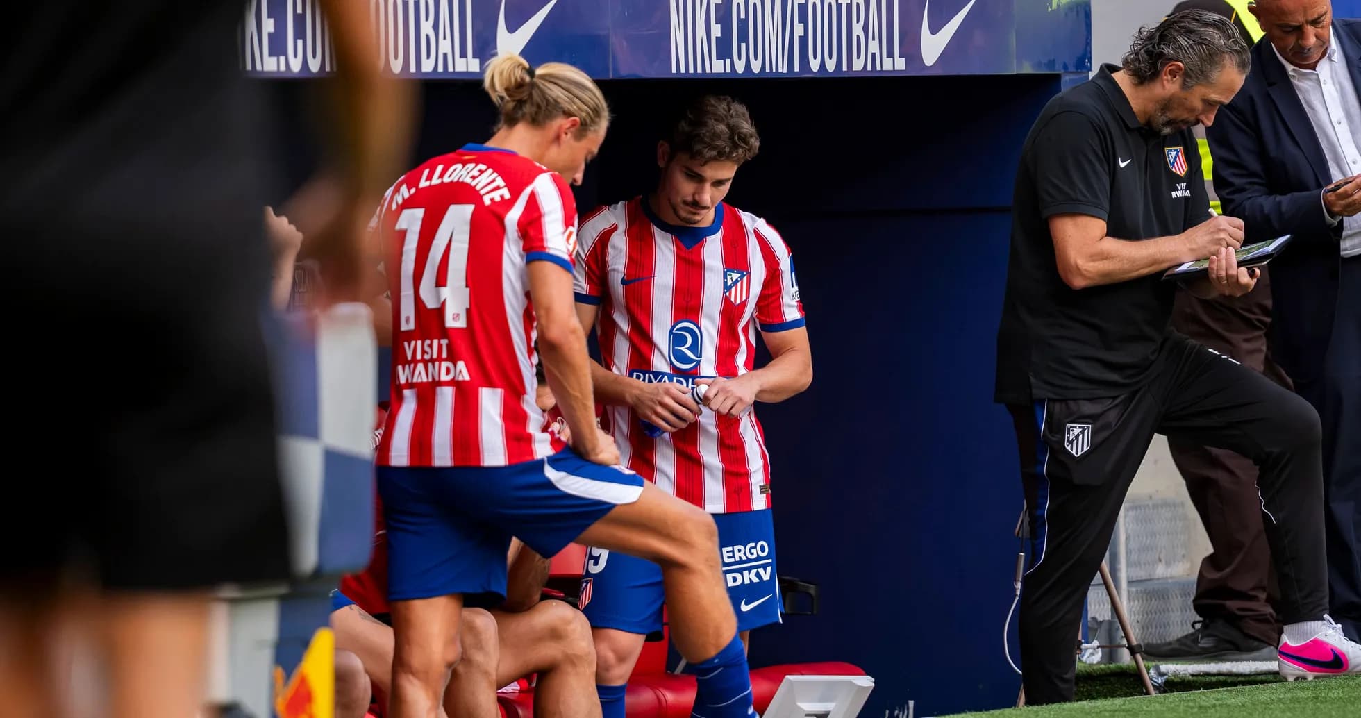 Jugadores de Atlético de Madrid en el banquillo Jugadores de Atlético de Madrid en el banquillo