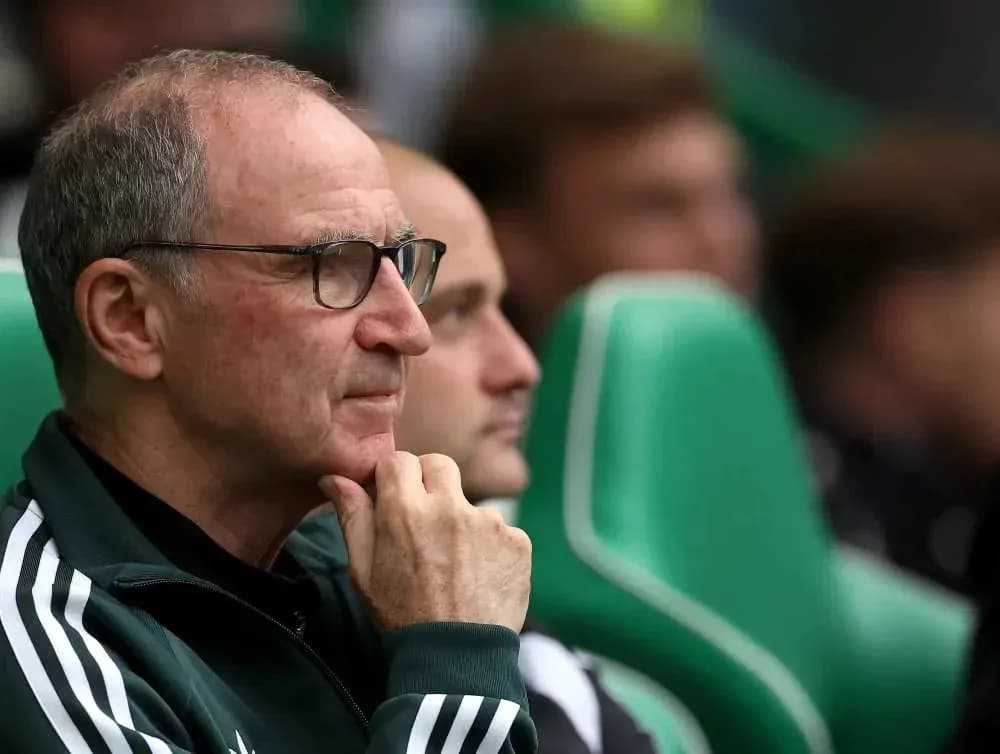 Entrenador observando desde el banquillo durante el partido Entrenador observando desde el banquillo durante el partido