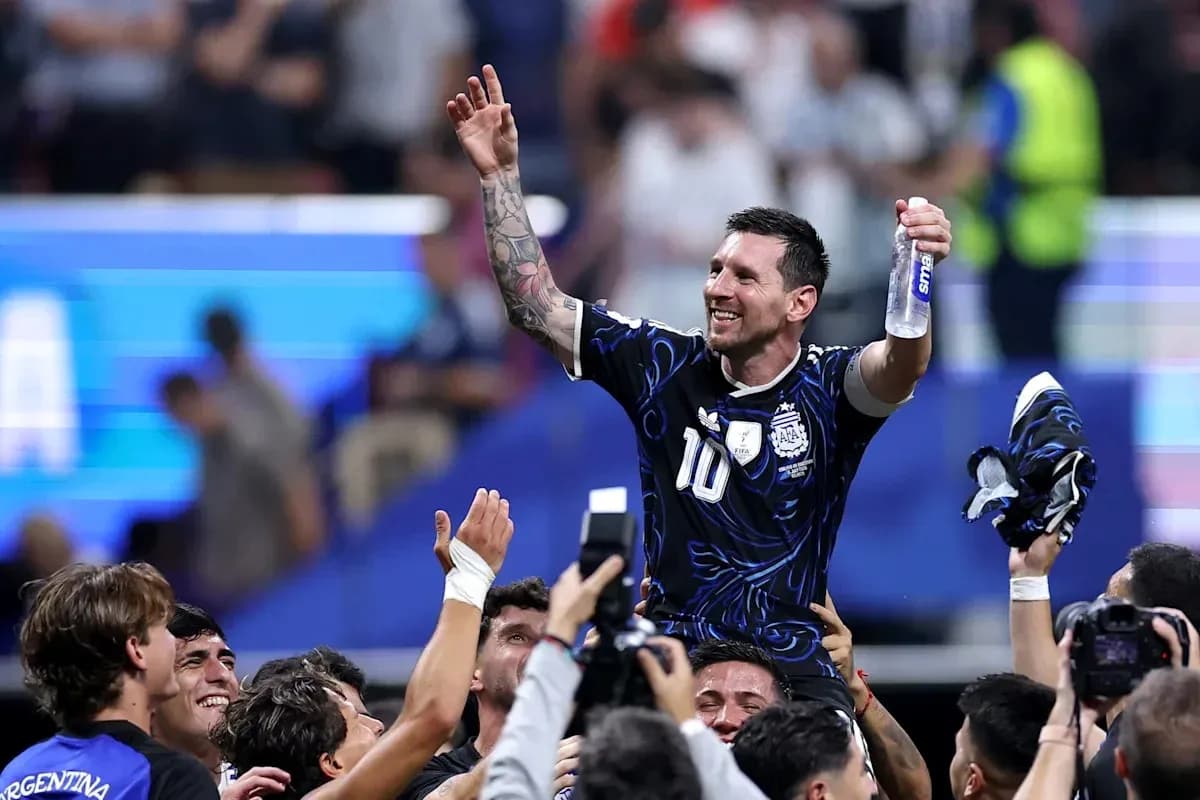 Lionel Messi siendo levantado por compañeros de equipo Lionel Messi siendo levantado por compañeros de equipo