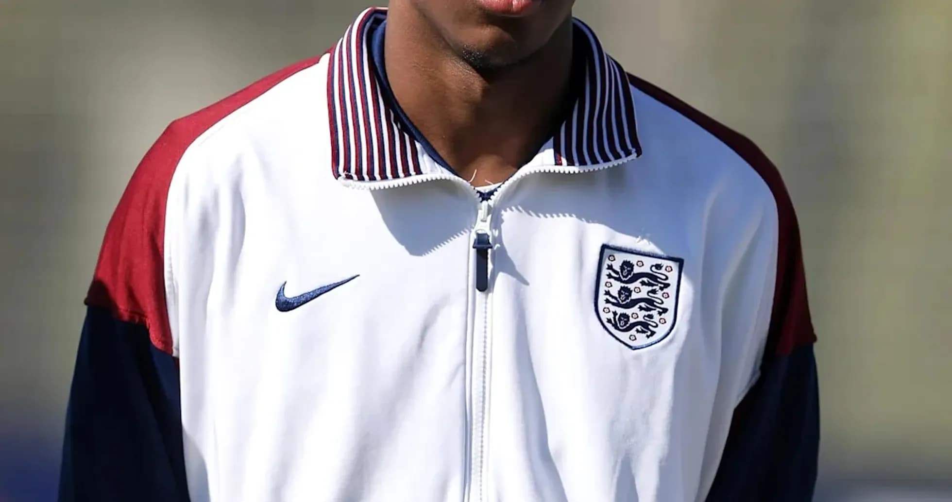 Jugador con chaqueta de entrenamiento de Inglaterra Jugador con chaqueta de entrenamiento de Inglaterra