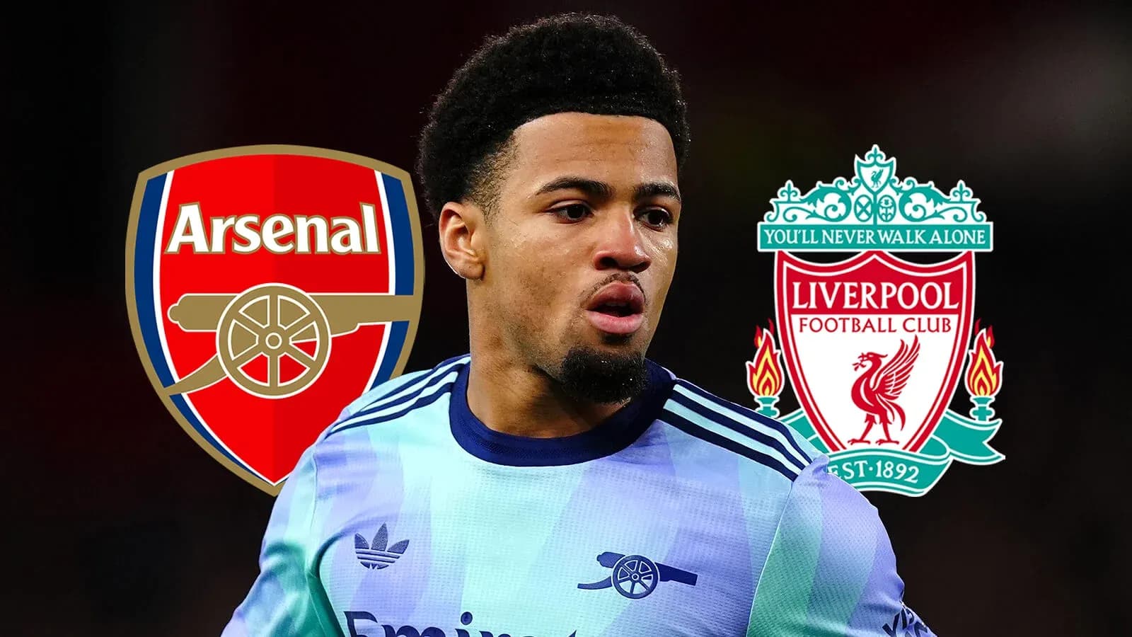 Jugador con camisetas de Arsenal y Liverpool Jugador con camisetas de Arsenal y Liverpool