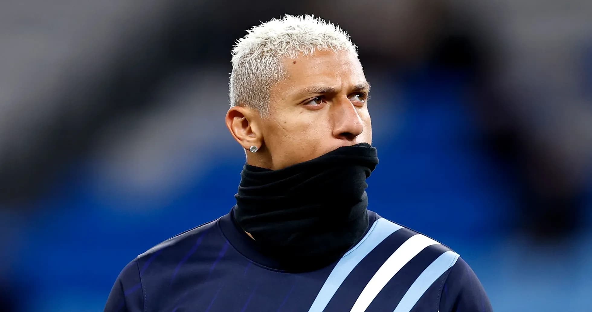 Jugador con abrigo negro en calentamiento previo Jugador con abrigo negro en calentamiento previo