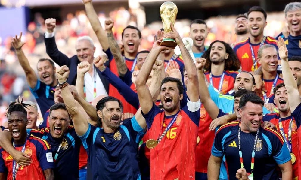 Equipo de España celebrando con el trofeo del Mundial Equipo de España celebrando con el trofeo del Mundial