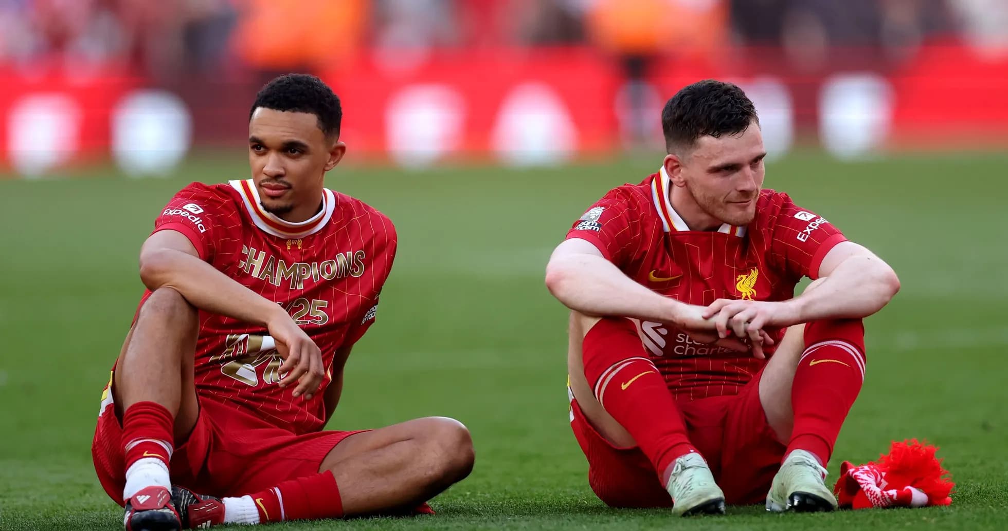 Jugadores de Liverpool sentados en el campo tras el partido Jugadores de Liverpool sentados en el campo tras el partido